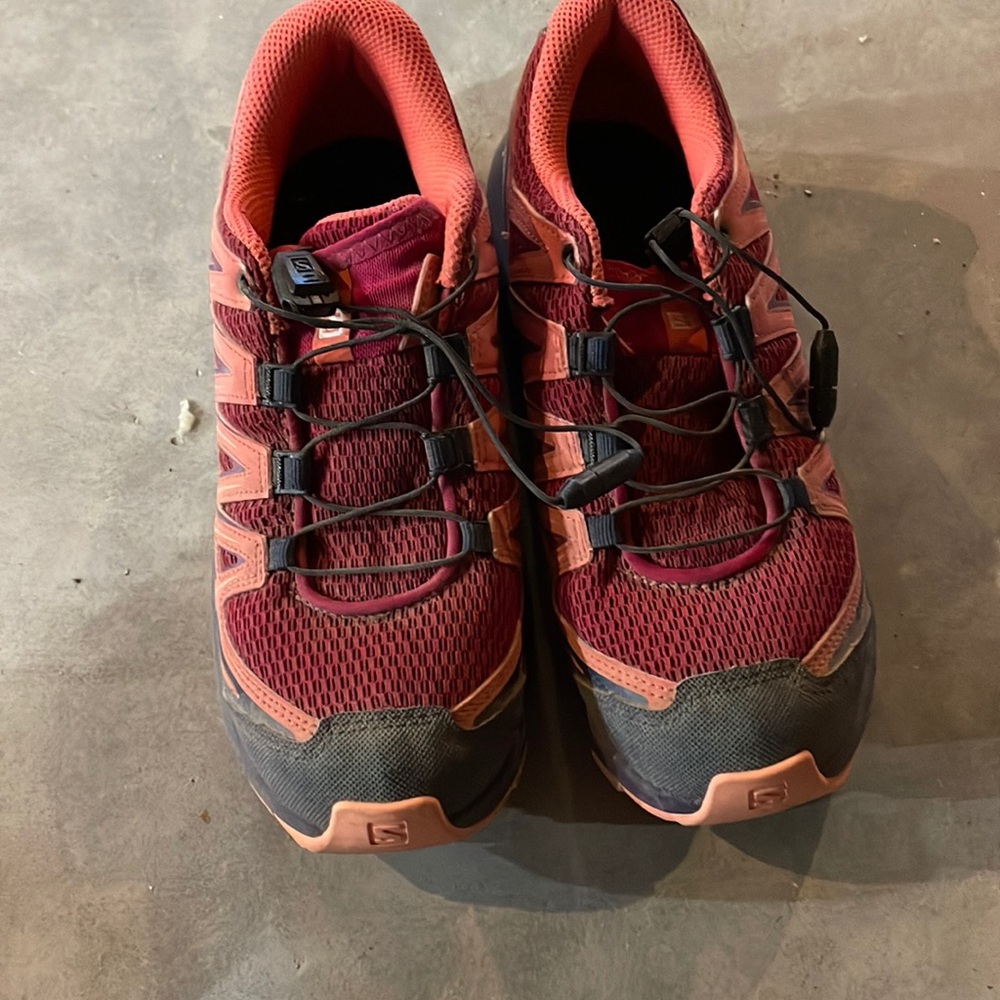 Salomon girls size 5 tennis shoe used twice